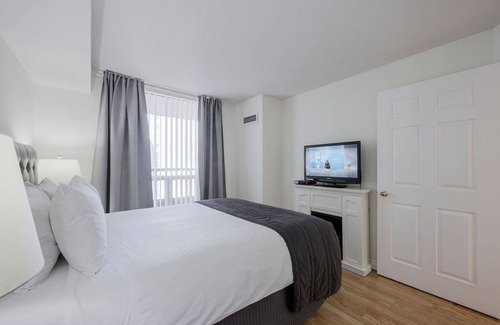 Bay Street Corridor Apartment | High Floor Bay St. Condo (Sleeps 4) w. Large Balcony Walk to Sick Kids Hospital