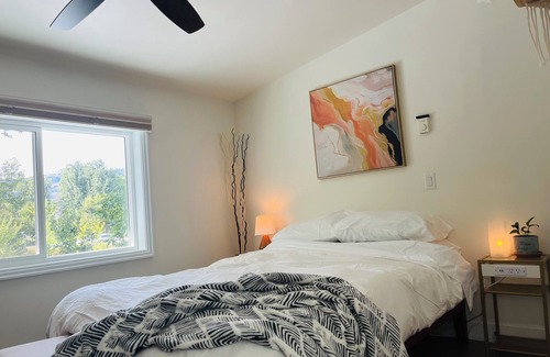 Central Okanagan Bed & Breakfast | Hikari-Okanagan Sunshine B&B - Easy walk to both Downtown&Lake