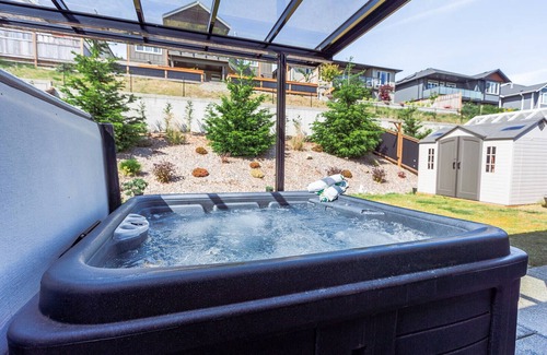 Regional District of Nanaimo House | Hot tub, Pet Friendly + Monthly Discounts! Trails Nearby!n