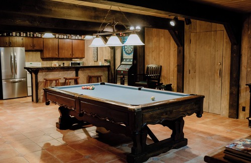 Webster City House | Huge Retreat with Heated Pool And Hot Tub by Briggs Woods Walking Trail and Golf