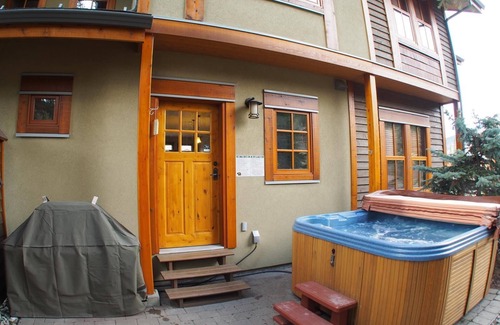 Sun Peaks House | Incredible multi level 2 bedroom + den townhouse, close to ski run