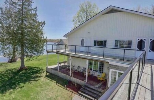 Port Stanton House | lakefront resort, hot tub, sauna #8