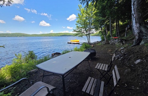 Armour Cottage | Lakefront Water Trampoline Fire Pit BBQ Bunkies w/Great Fishing