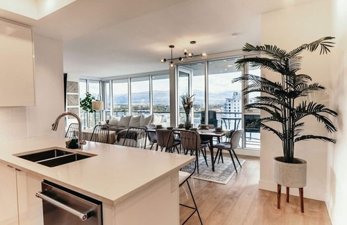 North End Apartment | LAKEVIEW LUXE | FULLY FURNISHED 2 BED & DEN | DT KELOWNA!