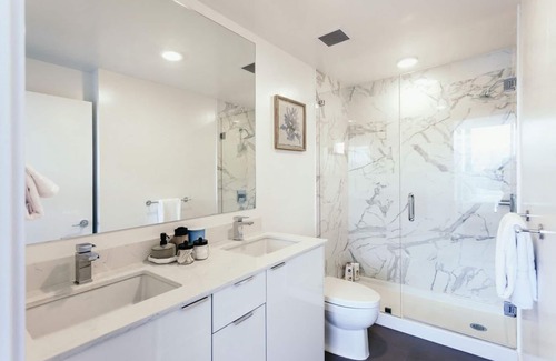 North End Apartment | LAKEVIEW LUXE | FULLY FURNISHED 2 BED & DEN | DT KELOWNA!