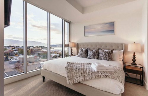 North End Apartment | LAKEVIEW LUXE | FULLY FURNISHED 2 BED & DEN | DT KELOWNA!