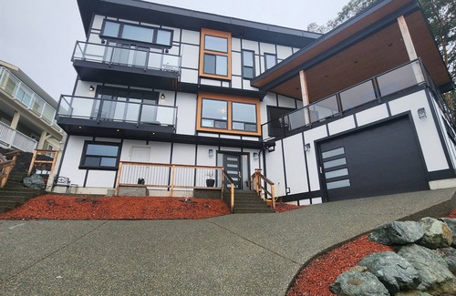 North Cowichan House | Large 5 bedroom home in DUNCAN overlooking the Valley, Lake and mountains.