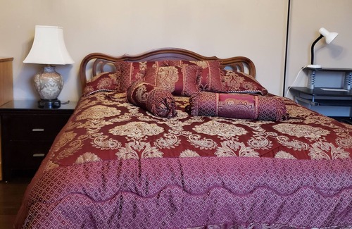 Richmond Bed & Breakfast | Large Comfy room w Private bath in gre