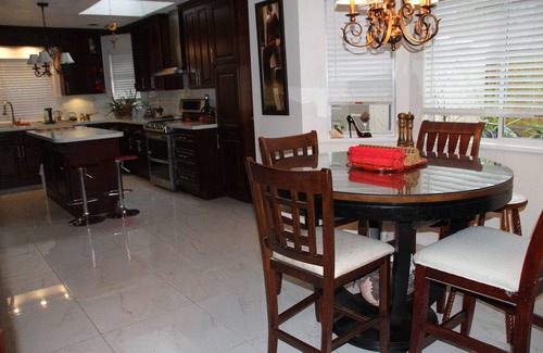 Richmond Bed & Breakfast | Large Comfy room w Private bath in gre