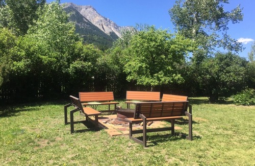 Hillcrest Mines House | Larkspur Lodge - Historical Home in Hillcrest Mines-Crowsnest Pass Alberta