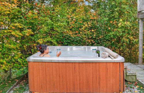 Labelle Ski Chalet | LOG CABIN w HOT TUB, BEACH access, near of TREMBLANT
