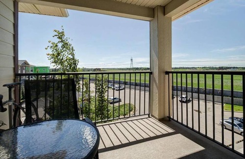 Southwest Edmonton Apartment | Lovely 2 bedroom and a Den Condo w/ Balcony