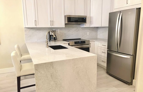 North End Condo | Lovely 2 BR/2 BA Pool Hot Tubs Downtown Waterscapes Walk to Waterfront/Dining