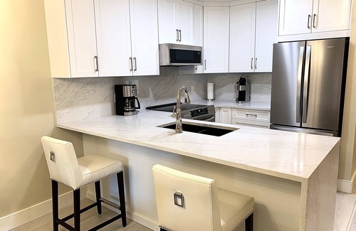 North End Condo | Lovely 2 BR/2 BA Pool Hot Tubs Downtown Waterscapes Walk to Waterfront/Dining