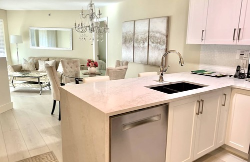 North End Condo | Lovely 2 BR/2 BA Pool Hot Tubs Downtown Waterscapes Walk to Waterfront/Dining