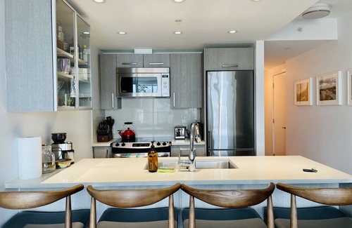 Downtown Eastside Condo | Lovely 2BD condo with amazing views + free parking