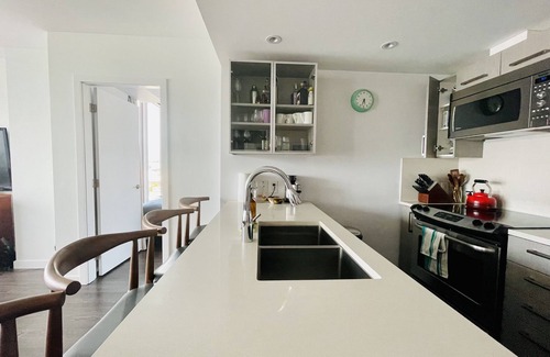 Downtown Eastside Condo | Lovely 2BD condo with amazing views + free parking