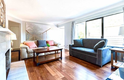 Saanich East House | LOVELY HOME 10 MINUTES TO DOWNTOWN !!!