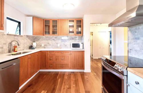 Saanich East House | LOVELY HOME 10 MINUTES TO DOWNTOWN !!!