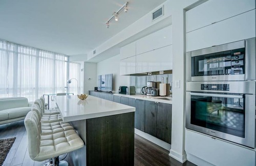CityPlace Apartment | Luxurious Condo DT Amazing Lake Views sleeps 10+4