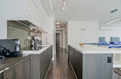 CityPlace Apartment | Luxurious Condo DT Amazing Lake Views sleeps 10+4