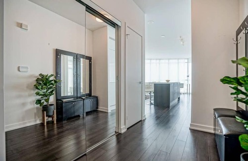 CityPlace Apartment | Luxurious Condo DT Amazing Lake Views sleeps 10+4