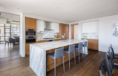 Downtown Vancouver Hotel | Luxurious Penthouse in Trendy Yaletown with Private Rooftop Pool