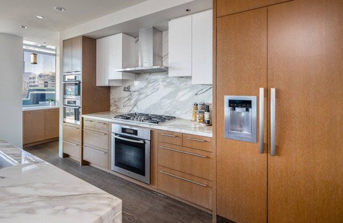 Downtown Vancouver Hotel | Luxurious Penthouse in Trendy Yaletown with Private Rooftop Pool