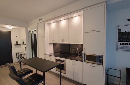 Wellington Place Condo | LUXURY 1 BED +DEN, 1 BATH AT THE WELL DOWNTOWN TORONTO. 3 MIN WALK TO CN TOWER