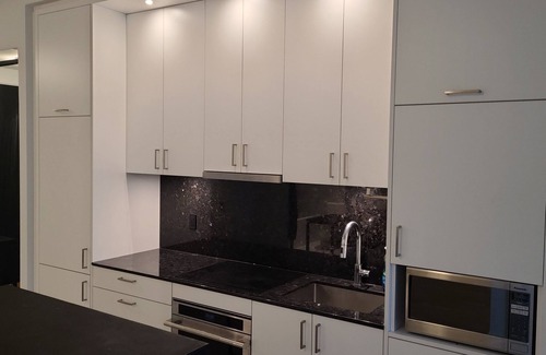 Wellington Place Condo | LUXURY 1 BED +DEN, 1 BATH AT THE WELL DOWNTOWN TORONTO. 3 MIN WALK TO CN TOWER