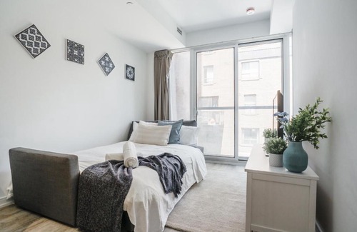 Church and Wellesley Apartment | Luxury 2BR Condo steps from Subway
