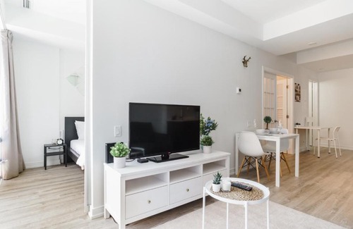Church and Wellesley Apartment | Luxury 2BR Condo steps from Subway
