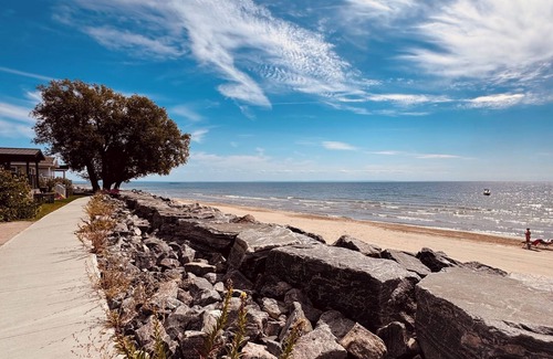 Sherkston Cottage | Luxury Lakeview Modern 3 Bedroom Cottage at Sherkston Shores.