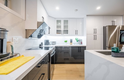 Lakeview Apartment | Luxury Lakeview Walkout Basement Apartment
