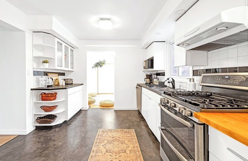Niagara-on-the-Lake House | Luxury Old Town Escape With Pool and Hot Tub in Spacious House