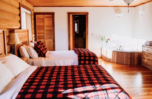 Lake Cowichan Cabin | Luxury Riverside LodgenSleeps 10 - 4 ensuite bedrooms