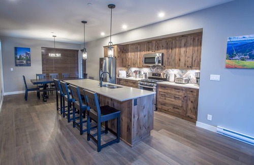 Sun Peaks House | ★ Luxury Ski-in/out 3 Bedroom Townhouse w/private hot tub & garage