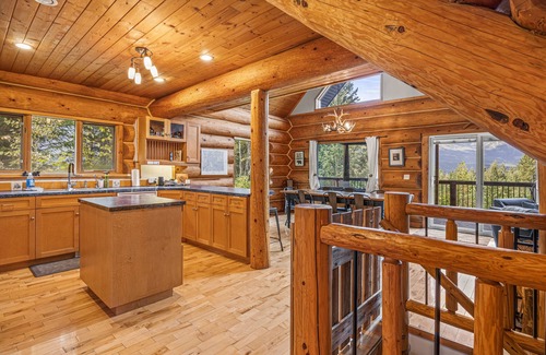 Golden Apartment | Majestic Alpenglow Lodge+Hot Tub & Mountain Views!n
