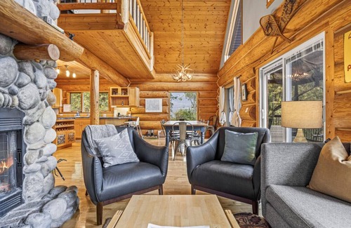 Golden Ski Chalet | Majestic Alpenglow Lodge+Hot Tub & Mountain Views!