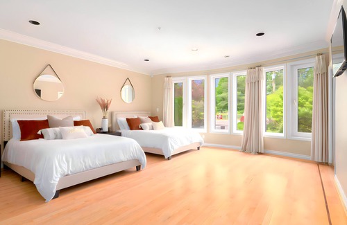 Marpole Villa | Majestic Mansion Jacuzzi and Game Room