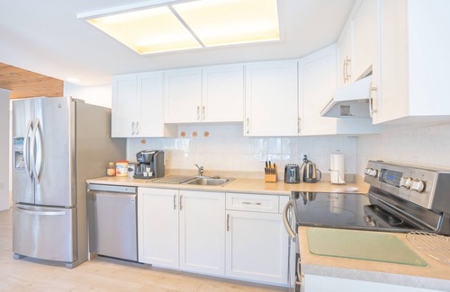 Upper Lonsdale House | Marvelous 2-bedroom ground-level suite with WiFi & a private fenced backyard