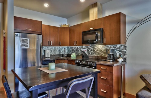 Sun Peaks Cabin | Modern 1 bedroom apartment in village centre