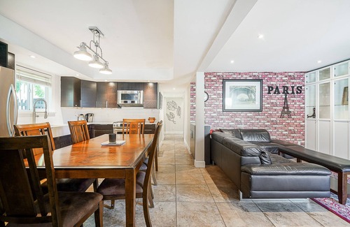 Upper Lonsdale House | Modern 3-bedroom Suite with BBQ patio- dog friendly - nature and city-combined