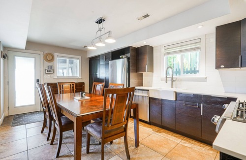 Upper Lonsdale House | Modern 3-bedroom Suite with BBQ patio- dog friendly - nature and city-combined