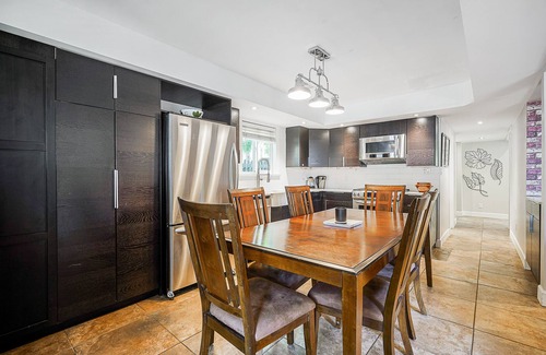 Upper Lonsdale House | Modern 3-bedroom Suite with BBQ patio- dog friendly - nature and city-combined