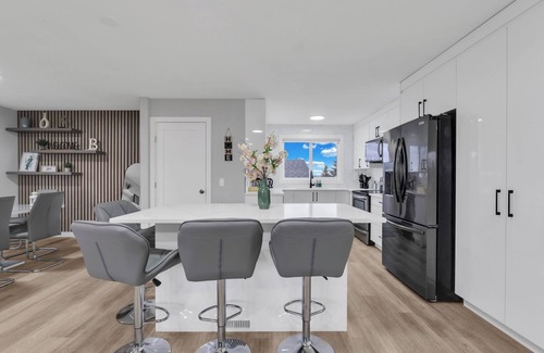 Calgary House | Modern & Cozy House, AC & BBQ, 10 min to DT & Airport! No Tenant in the basement