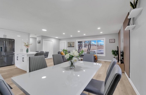 Calgary House | Modern & Cozy House, AC & BBQ, 10 min to DT & Airport! No Tenant in the basement