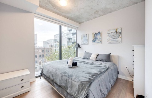 Wellington Place Condo | Modern Loft at Thompson Residences w/ Free Parking