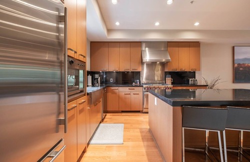 Whistler Apartment | Modern | Pets | Private hot tub | AC | Garage