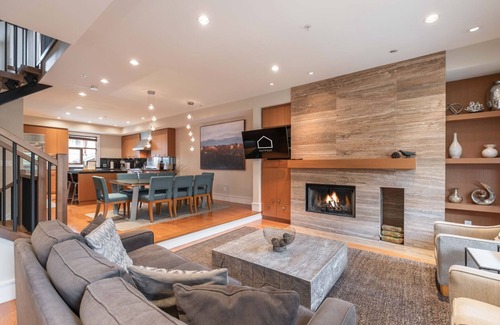 Whistler Apartment | Modern | Pets | Private hot tub | AC | Garage